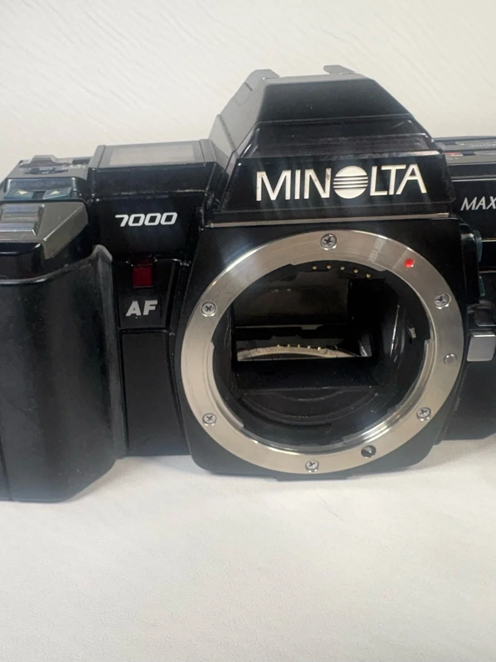 Minolta Maxxum 7000 AF 35mm SLR Camera with 28-80mm f/3.5-5.6 AF Lens